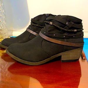 SO® Celery Women's Ankle Boots, size 9.5